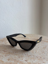 Load image into Gallery viewer, Bottega Veneta - Lunettes De Soleil Cateye Sunglasses - Black - S
