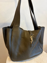 Load image into Gallery viewer, YSL - Le 5 à 7 Bea Tote - Olive Green Leather - M - RRP$5,805 - NEW

