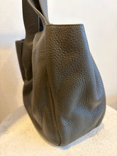 Load image into Gallery viewer, YSL - Le 5 à 7 Bea Tote - Olive Green Leather - M - RRP$5,805 - NEW
