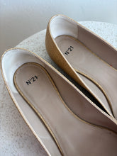 Load image into Gallery viewer, No 21 - Raffia Fabric Pointy Flats - Tan - 39.5 - As Is
