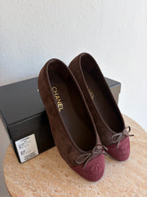 Load image into Gallery viewer, Chanel - Lambskin Suede Calfskin Cap Toe CC Ballerina Flats - Brown &amp; Red Suede - 37
