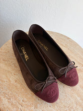 Load image into Gallery viewer, Chanel - Lambskin Suede Calfskin Cap Toe CC Ballerina Flats - Brown &amp; Red Suede - 37
