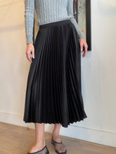 Load image into Gallery viewer, Uniqlo x Theory - Pleated satin Midi Skirt  w split - Black - M

