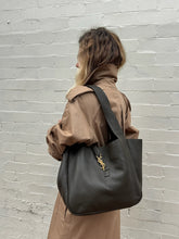 Load image into Gallery viewer, YSL - Le 5 à 7 Bea Tote - Olive Green Leather - M - RRP$5,805 - NEW
