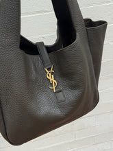 Load image into Gallery viewer, YSL - Le 5 à 7 Bea Tote - Olive Green Leather - M - RRP$5,805 - NEW
