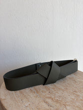 Load image into Gallery viewer, Marni - Thick Leather Knot Belt - Khaki - 75

