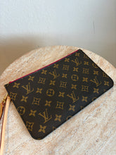 Load image into Gallery viewer, Louis Vuitton - Neverfull Wristlet Clutch w Pivione Interior - Brown Monogram - S

