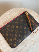 Load image into Gallery viewer, Louis Vuitton - Neverfull Wristlet Clutch w Pivione Interior - Brown Monogram - S
