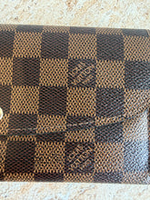 Load image into Gallery viewer, Louis Vuitton - Emilie Wallet - Damier Eban Coated Brown - S - RRP$945
