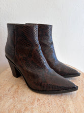 Load image into Gallery viewer, Estilo Emporio - Mid Heel Point toe Leather Ankle Boots - Brown SnakePrint - 40
