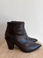 Load image into Gallery viewer, Estilo Emporio - Mid Heel Point toe Leather Ankle Boots - Brown SnakePrint - 40
