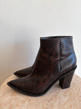 Load image into Gallery viewer, Estilo Emporio - Mid Heel Point toe Leather Ankle Boots - Brown SnakePrint - 40
