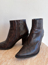 Load image into Gallery viewer, Estilo Emporio - Mid Heel Point toe Leather Ankle Boots - Brown SnakePrint - 40
