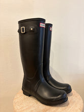 Load image into Gallery viewer, Hunter - Gumboots - Black - 38
