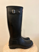 Load image into Gallery viewer, Hunter - Gumboots - Black - 38
