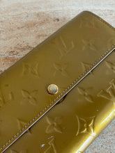 Load image into Gallery viewer, Vintage Louis Vuitton - Monogram Vernis Sarah Wallet - Glossy Gold - M
