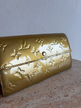 Load image into Gallery viewer, Vintage Louis Vuitton - Monogram Vernis Sarah Wallet - Glossy Gold - M
