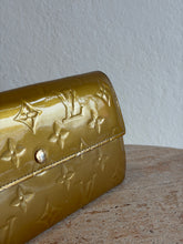 Load image into Gallery viewer, Vintage Louis Vuitton - Monogram Vernis Sarah Wallet - Glossy Gold - M

