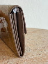 Load image into Gallery viewer, Vintage Louis Vuitton - Monogram Vernis Sarah Wallet - Glossy Gold - M
