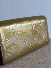 Load image into Gallery viewer, Vintage Louis Vuitton - Monogram Vernis Sarah Wallet - Glossy Gold - M
