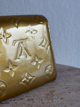 Load image into Gallery viewer, Vintage Louis Vuitton - Monogram Vernis Sarah Wallet - Glossy Gold - M
