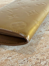 Load image into Gallery viewer, Vintage Louis Vuitton - Monogram Vernis Sarah Wallet - Glossy Gold - M
