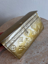 Load image into Gallery viewer, Vintage Louis Vuitton - Monogram Vernis Sarah Wallet - Glossy Gold - M
