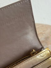 Load image into Gallery viewer, Vintage Louis Vuitton - Monogram Vernis Sarah Wallet - Glossy Gold - M
