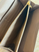 Load image into Gallery viewer, Vintage Louis Vuitton - Monogram Vernis Sarah Wallet - Glossy Gold - M
