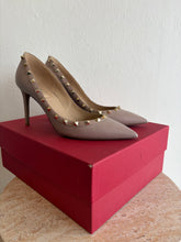 Load image into Gallery viewer, Valentino - Rockstud Pointed Pump Heels - Nude - 41
