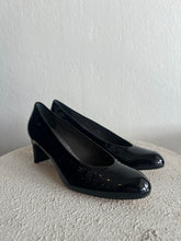 Load image into Gallery viewer, Stuart Weitzman - Classic Court Shoe - Navy Patent - 36.5
