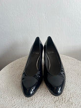 Load image into Gallery viewer, Stuart Weitzman - Classic Court Shoe - Navy Patent - 36.5
