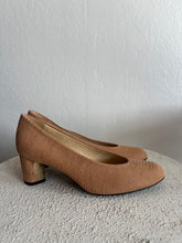 Load image into Gallery viewer, Stuart Weitzman - Classic Court Shoe Lizard Finish - Tan - 36.5
