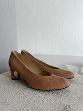 Load image into Gallery viewer, Stuart Weitzman - Classic Court Shoe Lizard Finish - Tan - 36.5
