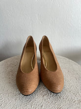 Load image into Gallery viewer, Stuart Weitzman - Classic Court Shoe Lizard Finish - Tan - 36.5
