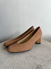 Load image into Gallery viewer, Stuart Weitzman - Classic Court Shoe Lizard Finish - Tan - 36.5
