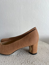 Load image into Gallery viewer, Stuart Weitzman - Classic Court Shoe Lizard Finish - Tan - 36.5
