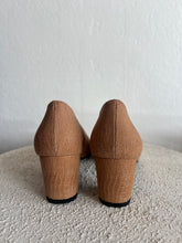 Load image into Gallery viewer, Stuart Weitzman - Classic Court Shoe Lizard Finish - Tan - 36.5
