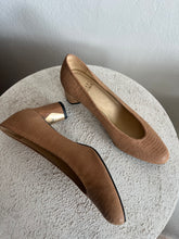 Load image into Gallery viewer, Stuart Weitzman - Classic Court Shoe Lizard Finish - Tan - 36.5
