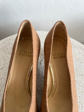 Load image into Gallery viewer, Stuart Weitzman - Classic Court Shoe Lizard Finish - Tan - 36.5
