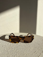 Load image into Gallery viewer, Pared - Dawn &amp; Dusk Sunglasses - Tortoise Shell/Brown Lens - RRP$26
