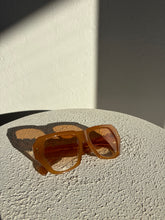 Load image into Gallery viewer, Pared x Bec &amp; Bridge  - Big Mumma Sunglasses - Caramel - RRP$260
