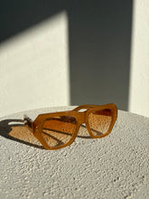 Load image into Gallery viewer, Pared x Bec &amp; Bridge  - Big Mumma Sunglasses - Caramel - RRP$260
