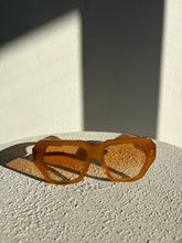 Load image into Gallery viewer, Pared x Bec &amp; Bridge  - Big Mumma Sunglasses - Caramel - RRP$260
