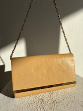 Load image into Gallery viewer, Louis Vuitton - Ana Vernis Clutch w Chain - Patent Beige - S

