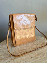 Load image into Gallery viewer, Vintage Louis Vuitton - Mott Vernis Pouchette Bag - Peach  - S
