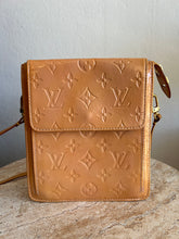 Load image into Gallery viewer, Vintage Louis Vuitton - Mott Vernis Pouchette Bag - Peach  - S
