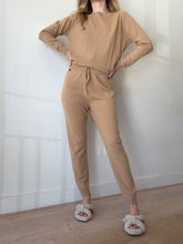 Load image into Gallery viewer, Venroy - Cashmere Lounge Sweater &amp; Pants Set - Camel - M
