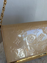 Load image into Gallery viewer, Louis Vuitton - Ana Vernis Clutch w Chain - Patent Beige - S
