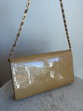 Load image into Gallery viewer, Louis Vuitton - Ana Vernis Clutch w Chain - Patent Beige - S
